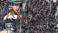 Parada gay registra protestos contra o pastor Marco Feliciano e papa Francisco; “Nós somos muitos e não somos fracos”, diz Jean Wyllys