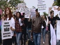 Manifestantes protestam contra o pastor Marco Feliciano durante Encontro de Missões Culturais