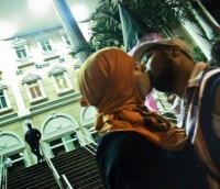 Ativistas fazem beijaço gay na porta da Igreja Universal durante culto
