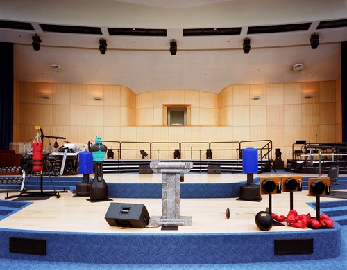 Equipamentos de ginástica e boxe usados durante dinâmica, no altar da megaigreja de Maryland Springs, Montana