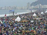 Estudo mostra diferença entre evangélicos que participam da Marcha para Jesus e católicos presentes na missa em Copacabana