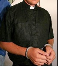 Padre é preso acusado de molestar sexualmente uma criança de 11 anos durante ritual da primeira eucaristia