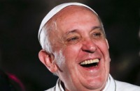 Ativistas gays organizam “Beijaço LGBT” em protesto contra o papa Francisco durante abertura da Jornada Mundial da Juventude