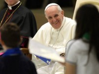Evangélica, mãe de menina beijada pelo papa Francisco na chegada para a JMJ diz ter se emocionado: “Não sei explicar a sensação”