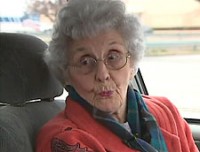 Durante assalto, senhora evangélica de 92 anos dá sermão e ora por ladrão; Homem desistiu do roubo
