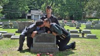 Satanistas fazem ritual sobre túmulo da mãe do pastor da Igreja Batista de Westboro para torná-la lésbica