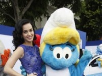 Filha de pastores evangélicos, Katy Perry conta que seus pais não a deixavam assistir “Os Smurfs”