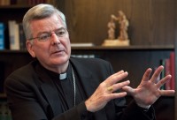 Arcebispo católico causa polêmica ao afirmar que camisinha e pornografia são obras do diabo contra a família heterossexual