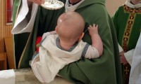 Pastor causa polêmica ao se recusar a realizar batismo de filho de um casal de lésbicas