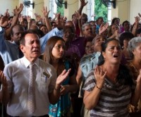 Igrejas pentecostais reduzem prática de “falar em línguas” para se tornarem mais atrativas