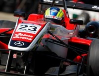 Carregando a frase “Jesus Salva” no carro, piloto brasileiro conquista vitória emocionante na Fórmula 3