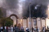 Durante protestos, terroristas muçulmanos incendeiam e destroem igreja cristã no Egito; Assista