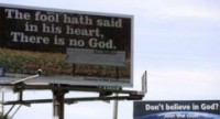Cristão e grupo ateu travam “guerra de outdoors” com mensagens bíblicas e ateístas