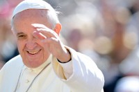 Papa Francisco afirma que a igreja não deve “interferir espiritualmente” na vida dos homossexuais