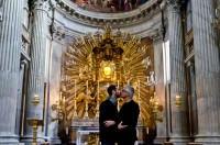 Vaticano impede exposição de fotos que mostram casais gays se beijando em igrejas de Roma