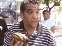 Evangelista é agredido com pedrada enquanto pregava em praça pública; Veja o vídeo