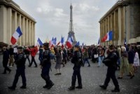 Centenas de manifestantes protestam em Paris contra o “anticristianismo” e medidas “anti família”