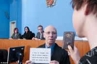Juízes britânicos querem acabar com tradição de jurar sobre a Bíblia no tribunal: “ninguém leva a sério”