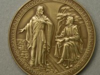 Vaticano comete gafe e escreve nome de Jesus errado em medalha que homenageia o papa Francisco