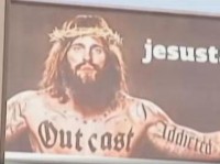 Outdoor de campanha de evangelismo causa polêmica ao mostrar Jesus tatuado com palavras como “viciado” e “marginal”