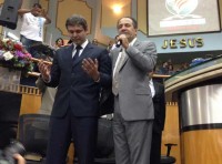 Pré-candidato ao governo do Rio de Janeiro pelo PT, Lindeberg Faria recebe oração do pastor Silas Malafaia