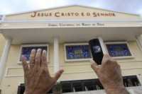 Igreja Universal promove unção a celulares como “garantia que o telefone só toque para dar notícias maravilhosas”, diz jornalista