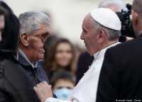 Papa Francisco volta a emocionar ao abraçar fiel com rosto desfigurado e pede a cristãos que “cuidem das pessoas”