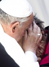 Papa Francisco emociona ao abraçar e orar por homem com rosto desfigurado por doença
