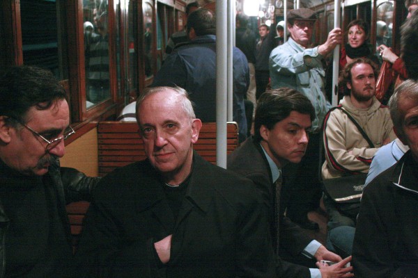Em 2008, o então cardeal Jorge Mario Bergoglio toma o Metrô de Buenos Aires para levar a eucaristia a moradores de rua