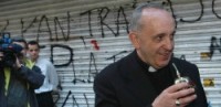 Papa Francisco estaria saindo escondido à noite vestido como padre para evangelizar mendigos