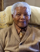 Em adeus a Nelson Mandela, sul-africanos cantam e oram; Mais de 90 líderes mundiais comparecem ao funeral