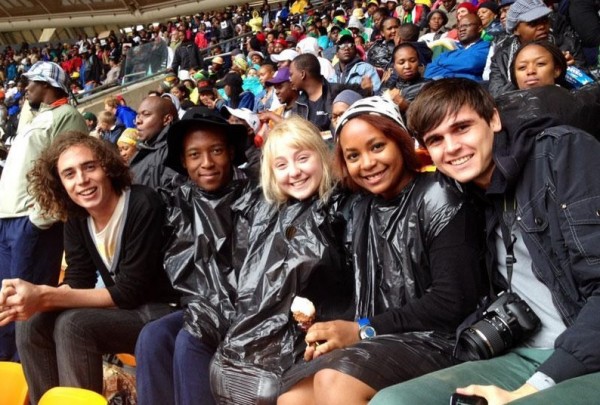 Igualdade: brancos e negros sentados lado a lado durante cerimônia de despedida de Nelson Mandela
