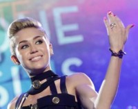 ONG cristã relança programa de abstinência sexual que era apoiado por Miley Cyrus, Joe Jonas e Demi Lovato