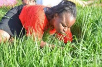 Pastor manda fiéis comerem grama para “ficarem mais perto de Deus”; Veja fotos