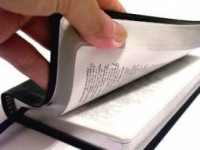 Cidade aprova projeto de vereador evangélico para o uso da Bíblia como material de estudo em aulas de história