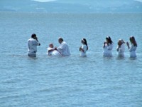 Pastor e fiel morrem afogados durante cerimônia de batismo em uma represa em Uganda