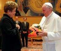 Presidente Dilma Rousseff  “faz pacto” com papa Francisco para não ter “a mão de Deus” na Copa