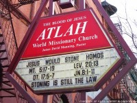 Igreja causa alvoroço com outdoor que afirma que “Jesus apedrejaria os gays”
