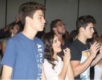 Filha de Renato Aragão vai a culto em igreja evangélica pedir pela saúde de seu pai