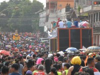 Pastor afirma não ser contra o carnaval e distribui água e caldo a foliões: “Nós podemos oferecer para eles um pouco do amor de Deus”