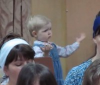 Vídeo de criança “regendo” o coral de uma igreja faz sucesso na internet; Assista