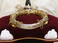 Suposta coroa de Espinhos USADA na crucificação de Jesus E venerada POR Fiéis los Igreja da França