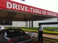 Pastor afirma que políticos frequentam “drive-thru de oração” da Igreja Universal em Brasília