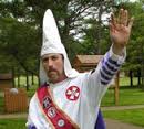 Ku Klux Klan quer apagar imagem de grupo de ódio e se apresenta como uma “entidade cristã” para recrutar novos membros