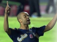 Ao comemorar gol, jogador do Penapolense grita “eu sou a Universal” para as câmeras da TV Globo