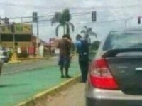 Foto de policial orando por mendigo na rua chama atenção nas redes sociais