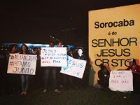 Juiz determina retirada de placa com mensagem cristã em entrada de cidade e igrejas organizam vigília: “Viemos defender nossa fé”