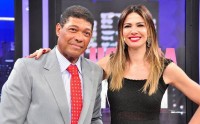 Apóstolo Valdemiro Santiago concede entrevista a Luciana Gimenez na RedeTV!, diz que “igrejas são iguais” e que macumba “pega”