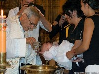 Igreja Católica da Argentina batiza filha de casal homossexual; Presidente Cristina Kirchner foi a madrinha