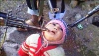 Extremistas islâmicos sírios mantém bebê cristão como refém sob a mira de fuzis e usam foto para pressionar governo